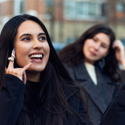 Per lo smartphone con gli anni contati, la minaccia è a portata di unghia
