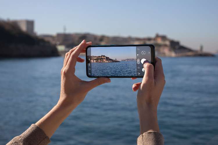 Levatemi tutto, ma non il mio smartphone. Soprattutto in viaggio
