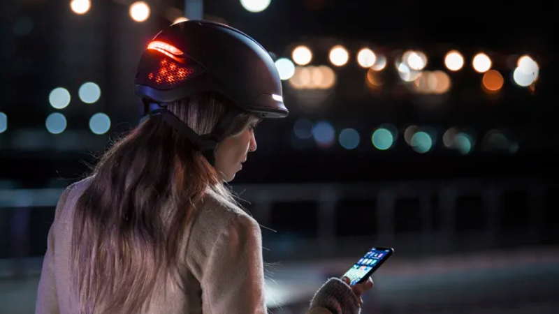 Nel casco smart la testa è nel posto più sicuro per pedalare