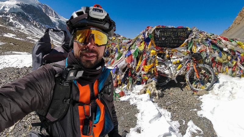 Dove c’è freddo c’è la grinta di Omar di Felice in bicicletta