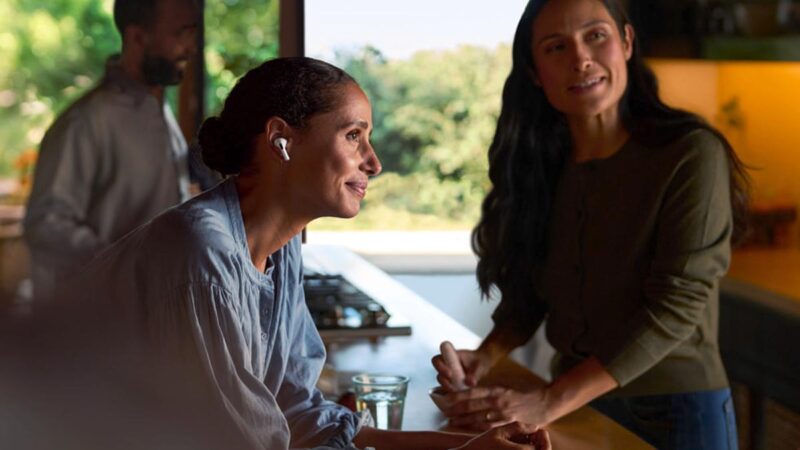 Gli Apple AirPods pronti per sfida della traduzione istantanea