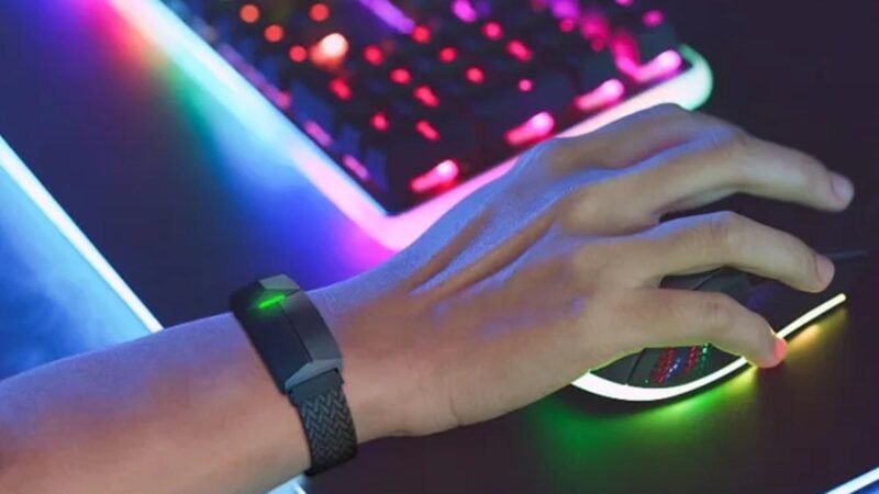 Ci pensa il bracciale massaggiante a tastare il polso della situazione