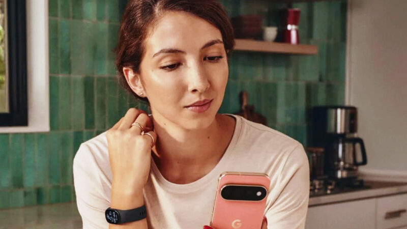 Fitbit Edge tiene alta la bandiera Google negli smartband